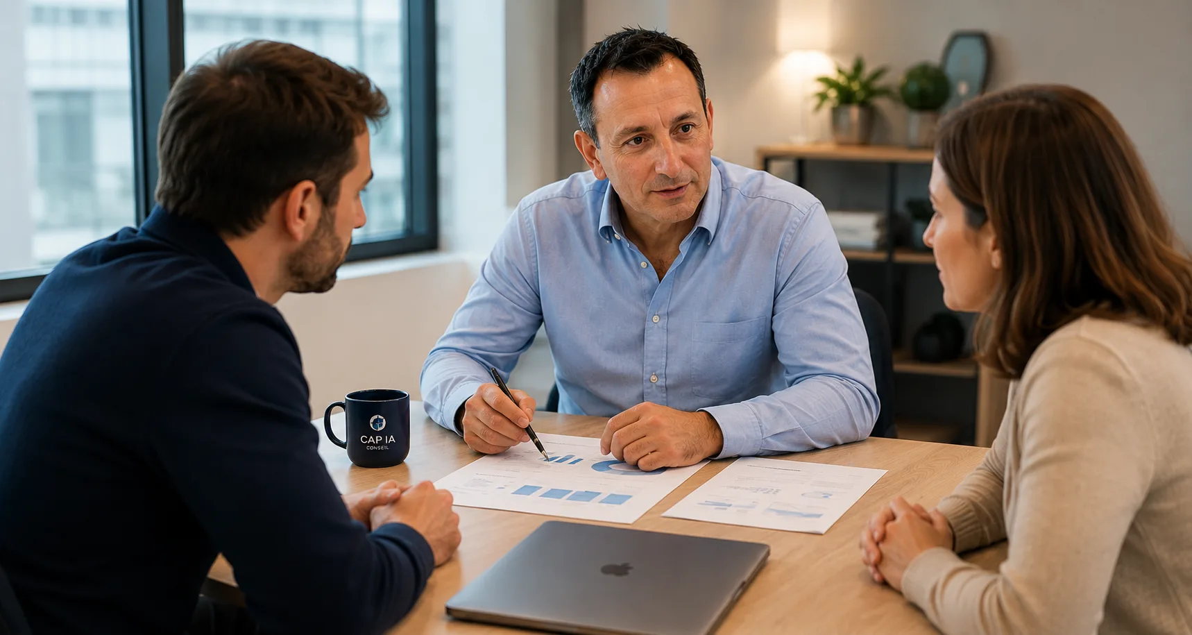Laurent, consultant CAP IA, en réunion d'audit avec deux dirigeants de TPE autour d'une table.